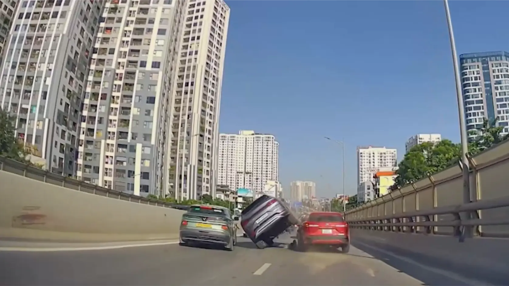 Điều tra vụ tai nạn đâm liên hoàn trên Vành đai 2